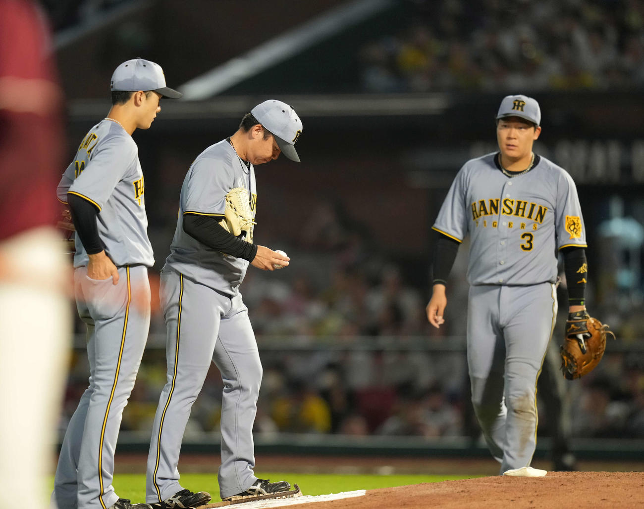 楽天対阪神　4回裏、マウンドに集まる村上（中央）ら（撮影・井上学）