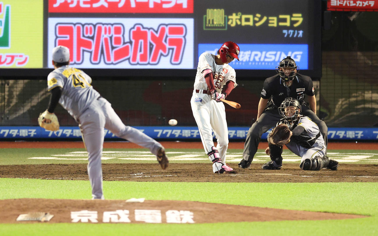 楽天対阪神　4回裏楽天2死二、三塁、右翼線に逆転適時三塁打を放つ武藤。投手村上（撮影・河田真司）