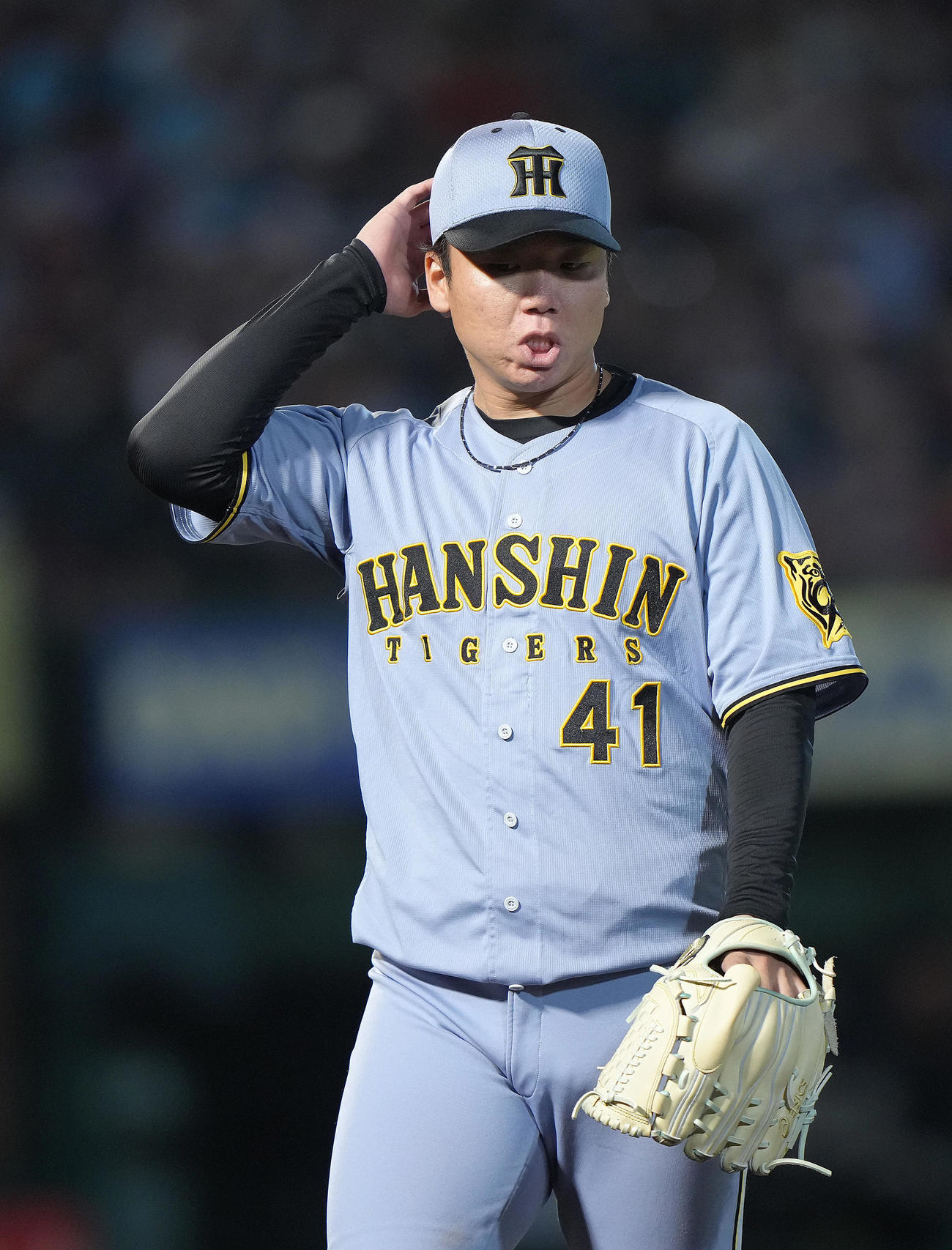 楽天対阪神　4回裏楽天に逆転を許し、厳しい顔を見せる阪神村上（撮影・足立雅史）