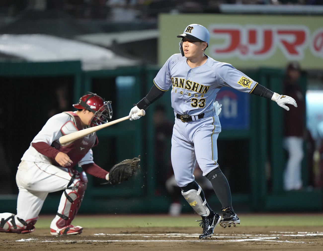 楽天対阪神　6回表阪神2死一塁、代打糸原は空振り三振に倒れる（撮影・足立雅史）