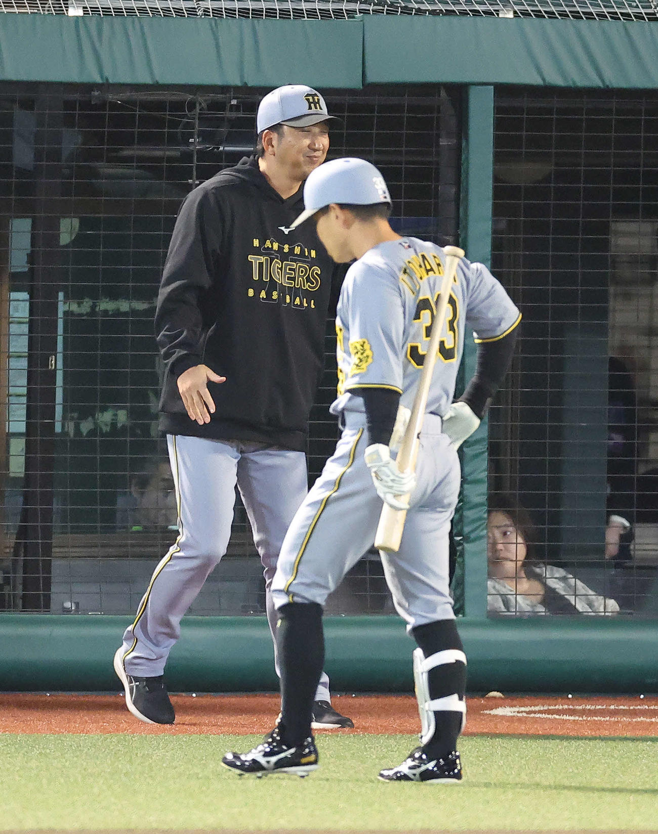 楽天対阪神　6回表を終え、選手交代を告げる藤川監督（撮影・河田真司）