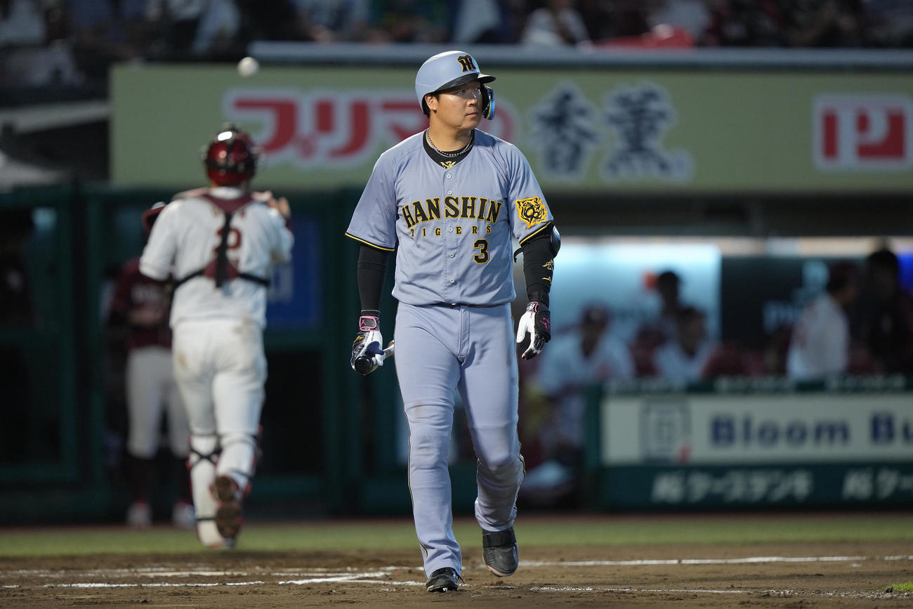 楽天対阪神　7回表阪神2死一、二塁、大山は空振り三振に倒れる（撮影・足立雅史）