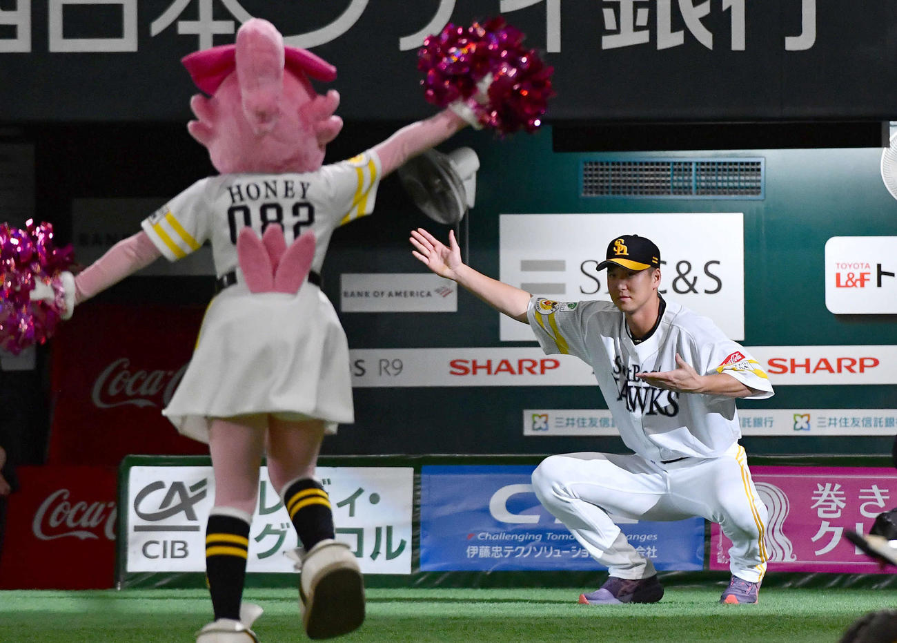 ソフトバンク対DeNA　ヒーローインタビュー前、大相撲幕内呼び出しの大吉に名前を呼ばれ、グラウンドに登場して土俵入りの構えをとる秋広（撮影・岩下翔太）