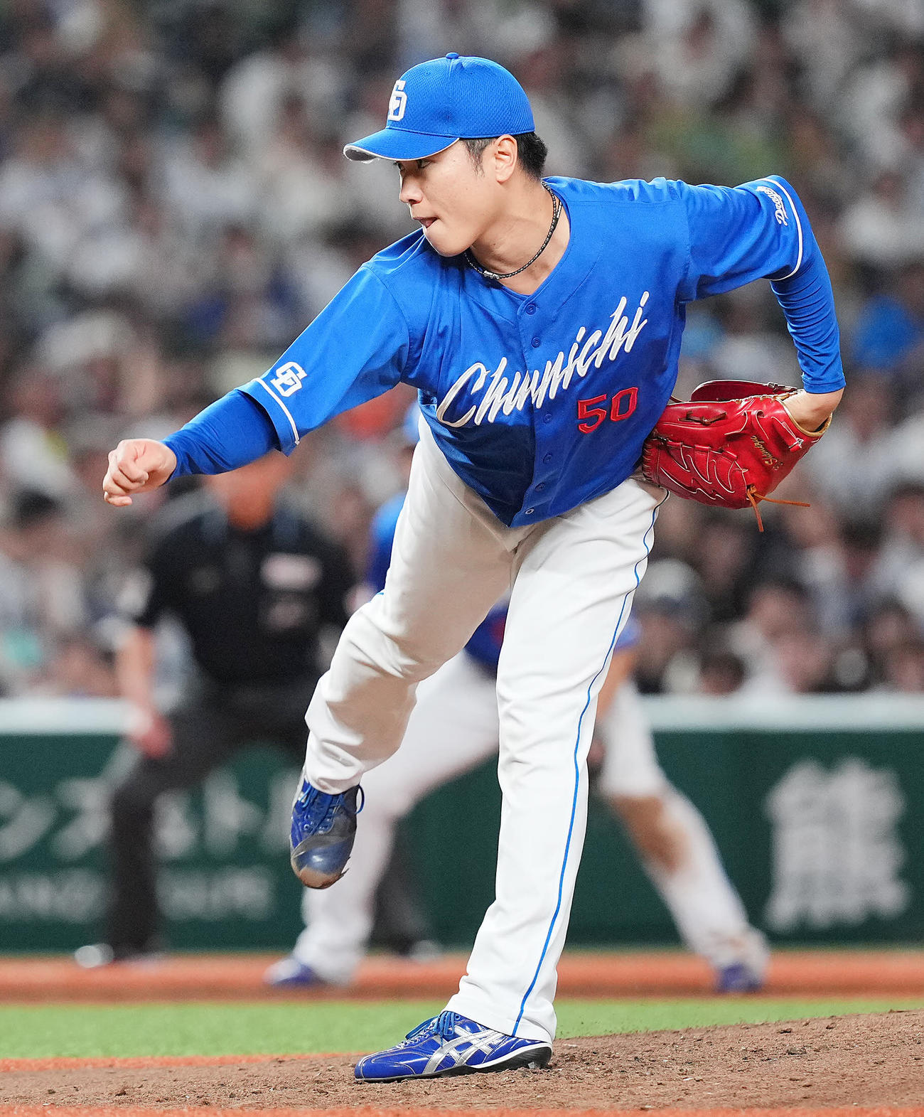 西武対中日　8回裏、中日3番手で登板し力投する清水（撮影・垰建太）