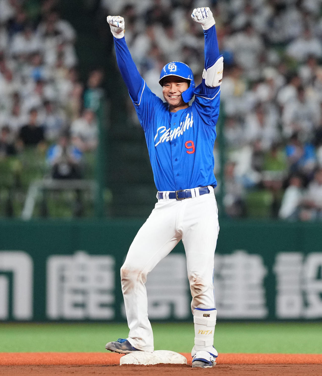 西武対中日　10回表中日無死、二塁打を放ちガッツポーズする石伊（撮影・垰建太）
