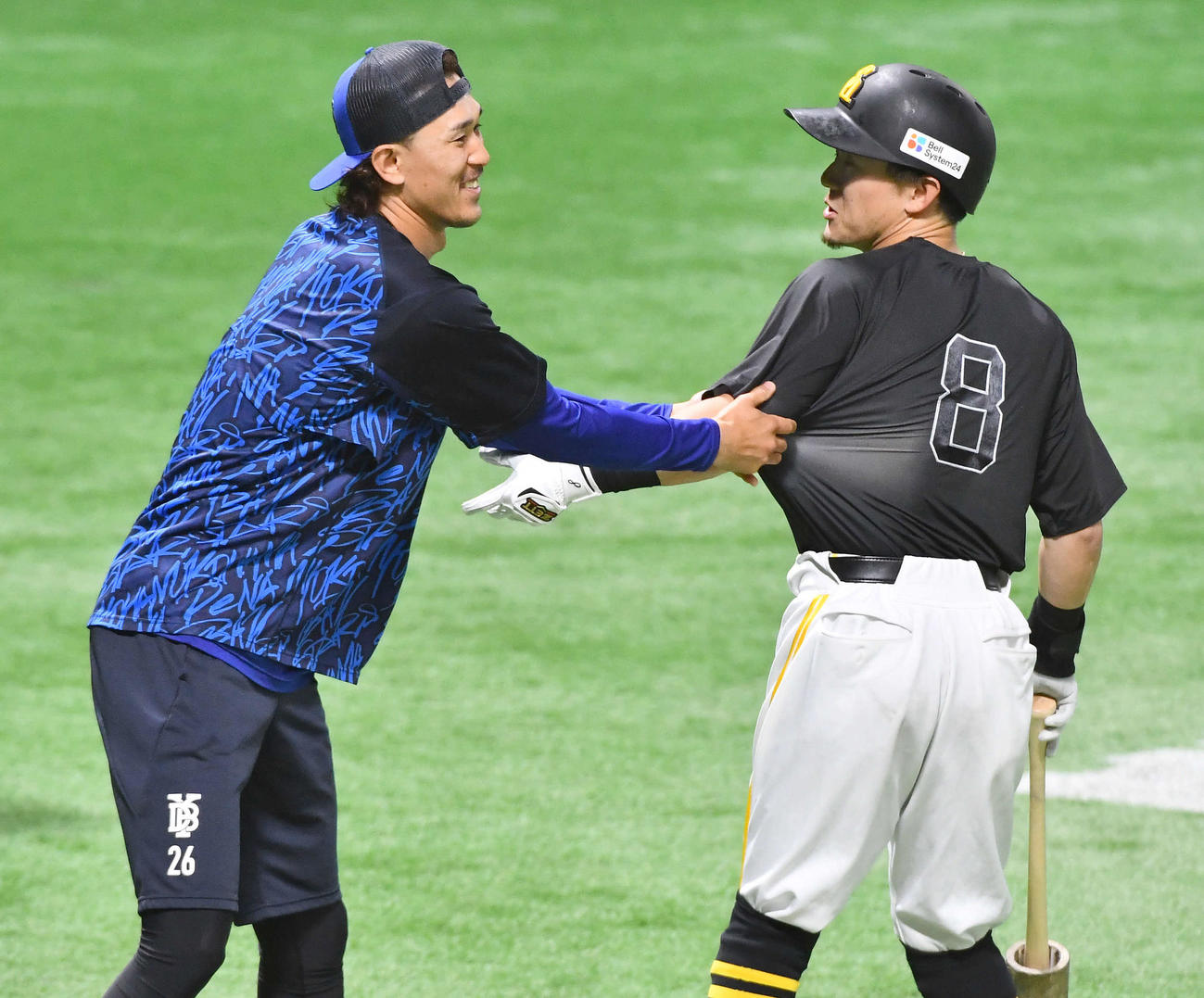 ソフトバンク対DeNA　試合前、ソフトバンク牧原大（右）と談笑するDeNA三森（撮影・岩下翔太）