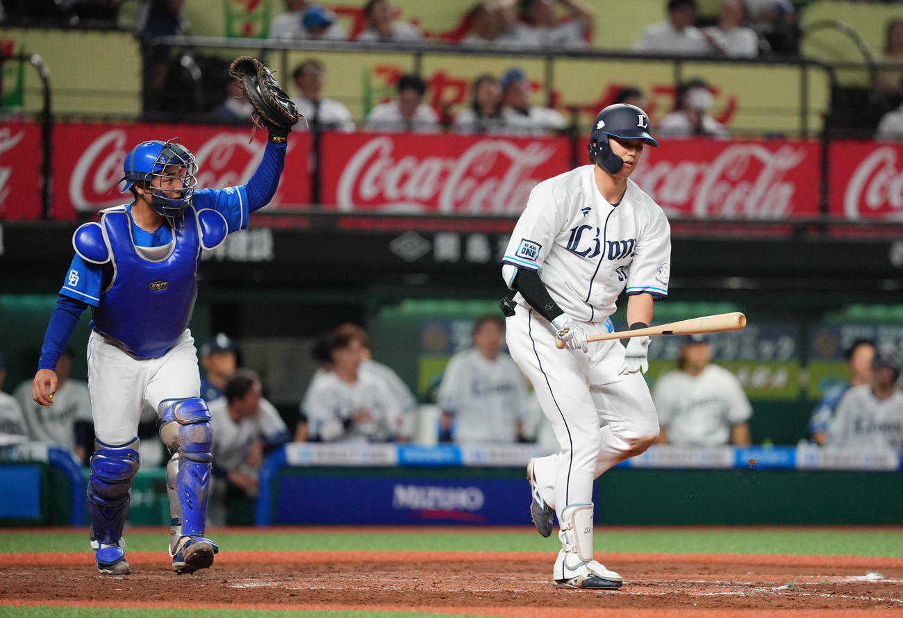 西武対中日　9回裏西武2死一塁、空振り三振に倒れる西川（撮影・垰建太）