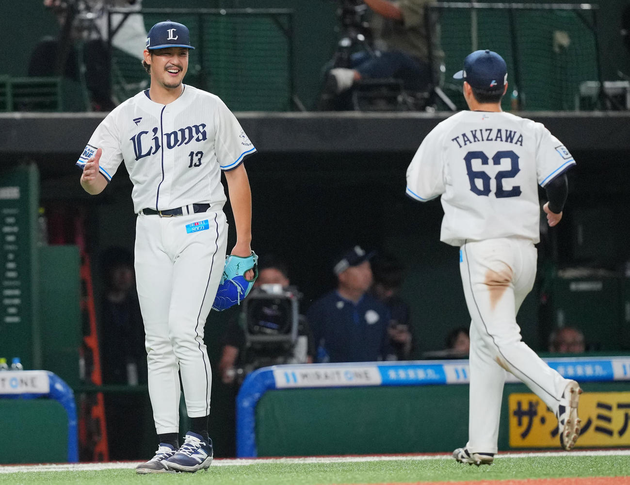 西武対中日　8回表中日の攻撃を無失点に抑えた西武先発の高橋光（左）は好守の滝沢と笑顔でタッチを交わす（撮影・垰建太）