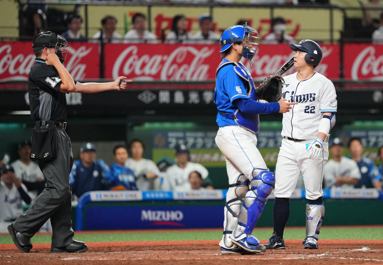 西武対中日　9回裏西武1死一塁、空振り三振に倒れる古賀（撮影・垰建太）