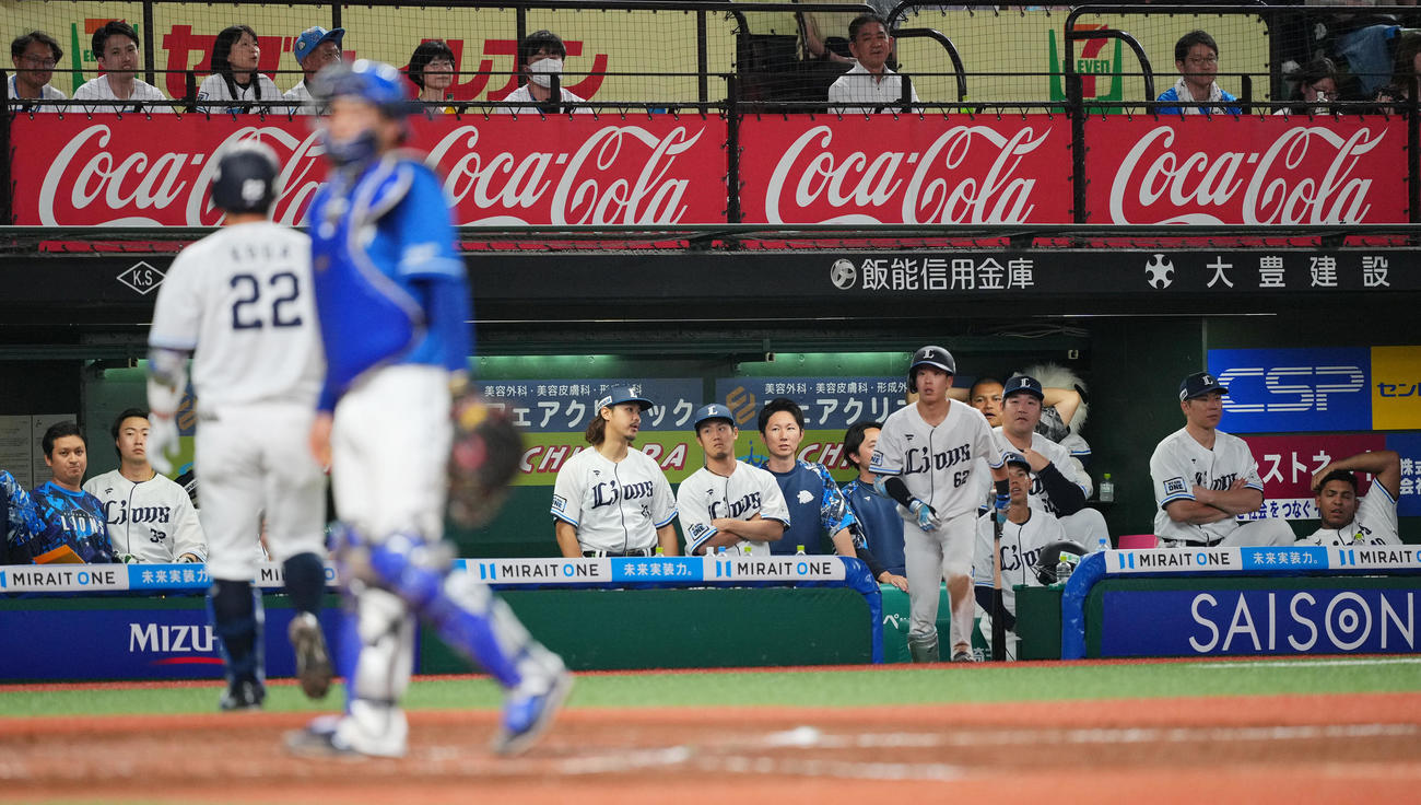 西武対中日　9回裏西武1死一塁、古賀悠斗（22番）が三振に倒れ渋い表情のナイン（撮影・垰建太）