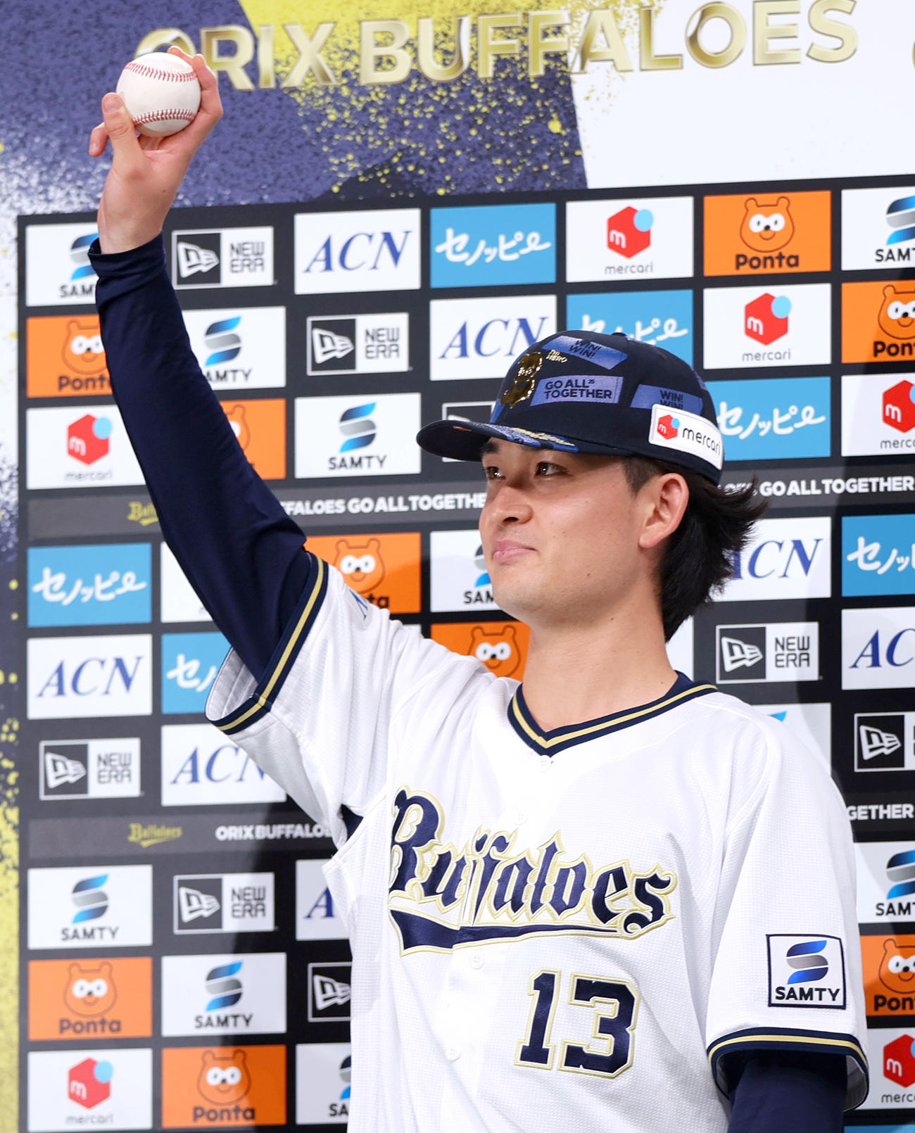 オリックス対巨人　巨人に勝利し、初勝利を挙げた寺西はウイニングボールをスタンドのファンに見せる（撮影・上山淳一）