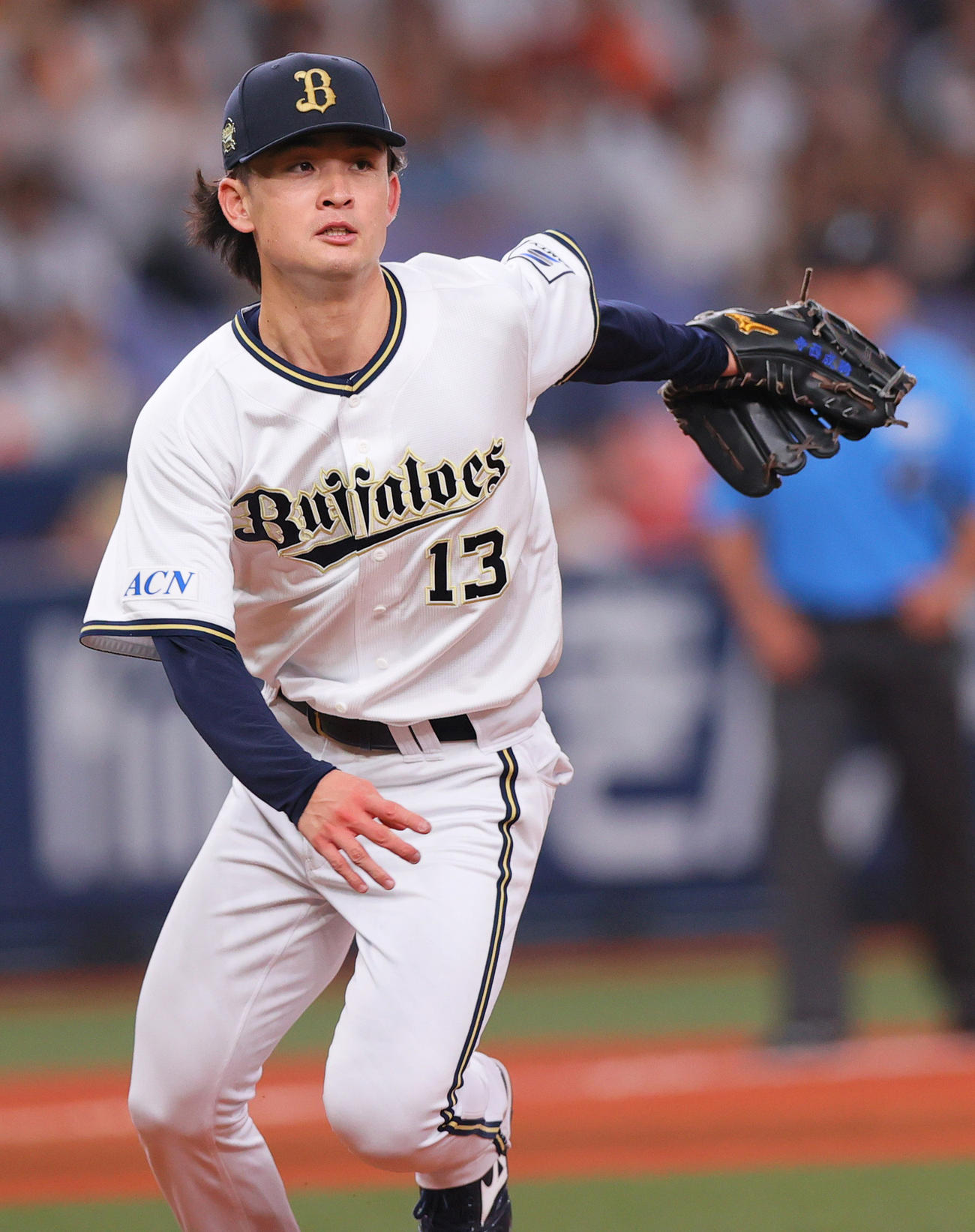 オリックス対巨人　4回表巨人2死、寺西は中山の一ゴロでカバーに向かう（撮影・上山淳一）