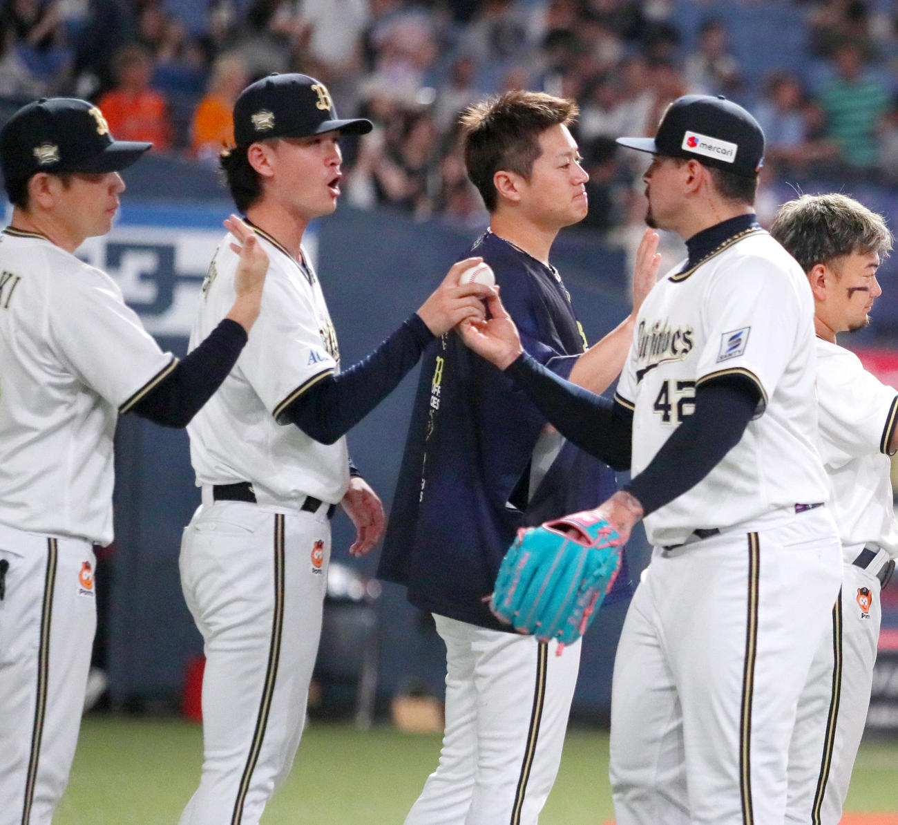 オリックス対巨人　巨人に勝利し、初勝利を挙げた寺西（左から2人目）は試合を締めたマチャド（手前）からウイニングボールを受け取る（撮影・上山淳一）
