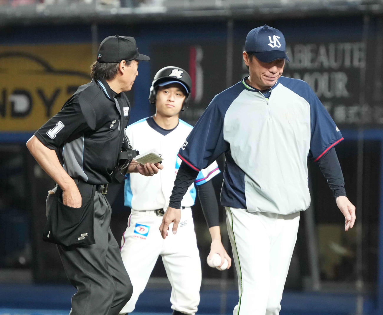 ロッテ対ヤクルト　選手交代を告げるヤクルト高津監督（撮影・小沢裕）