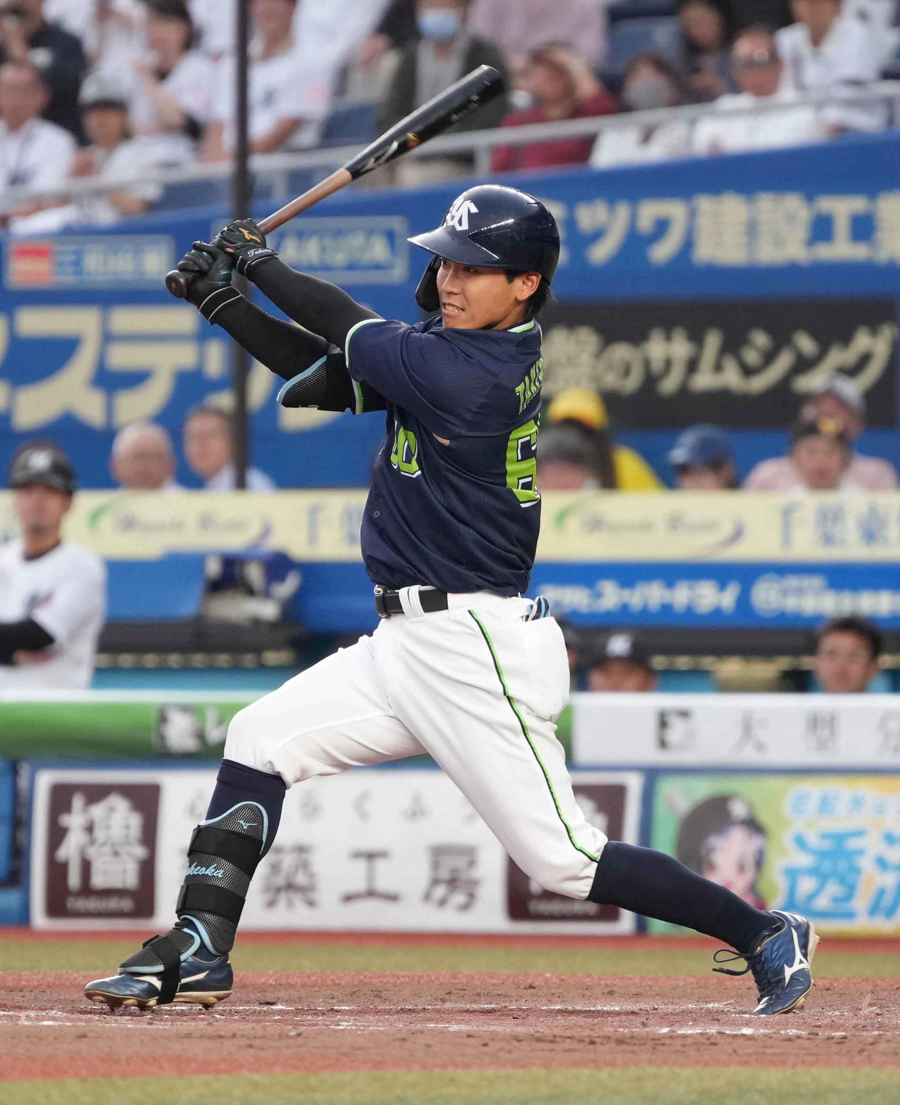 ロッテ対ヤクルト　2回表ヤクルト2死二、三塁、武岡は左前適時打を放つ（撮影・小沢裕）