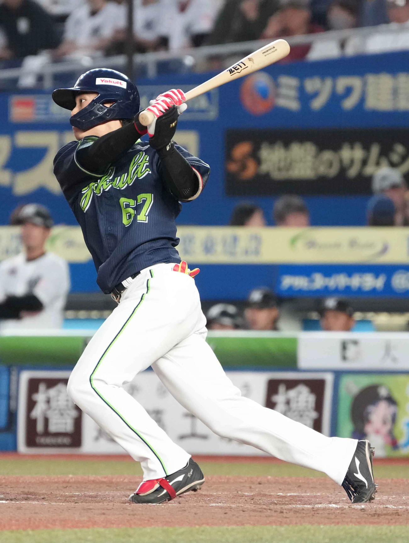 ロッテ対ヤクルト　4回表ヤクルト2死二塁、伊藤は逆転の2点中適時打を放つ（撮影・小沢裕）