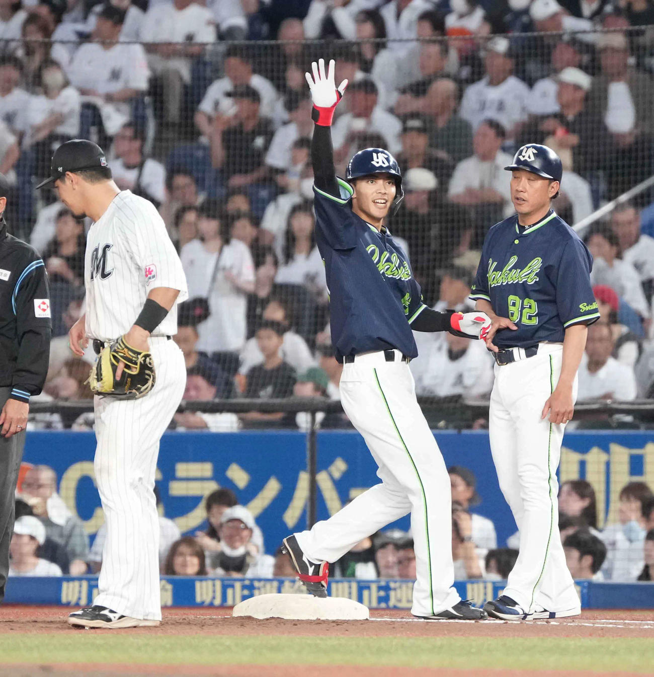 ロッテ対ヤクルト　4回表ヤクルト2死二塁、伊藤は逆転の2点中適時打を放つ（撮影・小沢裕）
