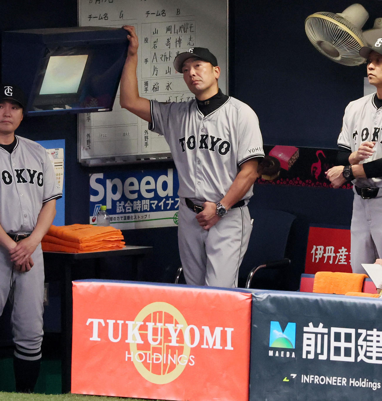 オリックス対巨人　3回裏、先発赤星の四球をベンチから見る阿部監督（撮影・加藤哉）