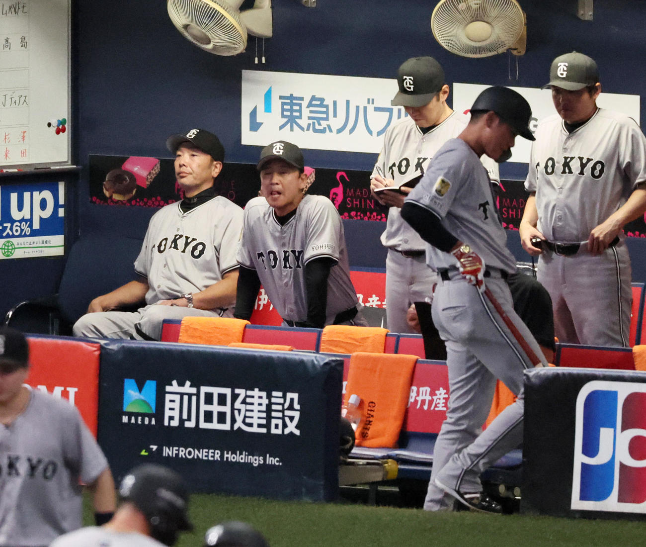 オリックス対巨人　7回表を終えベンチに腰掛ける阿部監督。右は三振し引き揚げる坂本（撮影・加藤哉）
