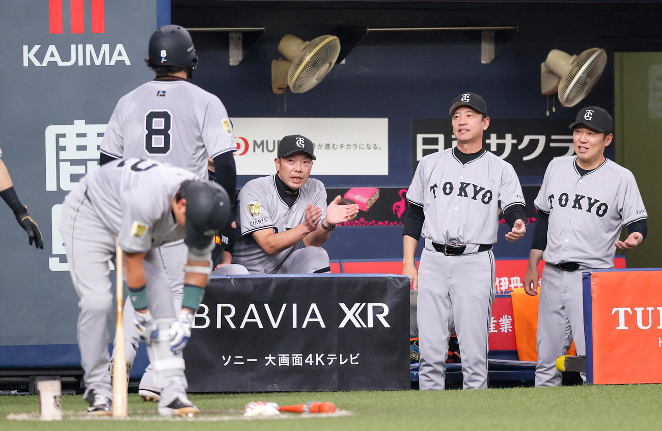 オリックス対巨人　6回表巨人2死一、三塁、阿部監督は中山の右前適時打で生還した丸（左から2人目）を出迎える（撮影・上山淳一）