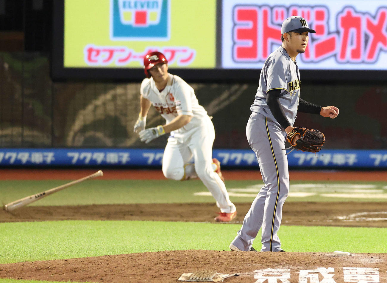 楽天対阪神　7回裏楽天2死一塁、小深田に左前打を浴びる岩貞（撮影・河田真司）