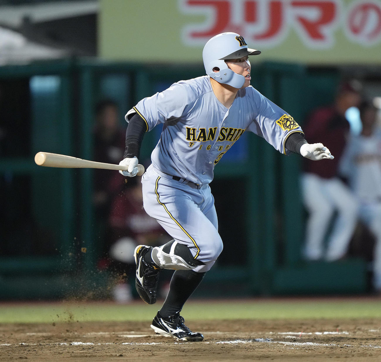 楽天対阪神　9回表阪神無死、糸原は右前打を放つ（撮影・足立雅史）