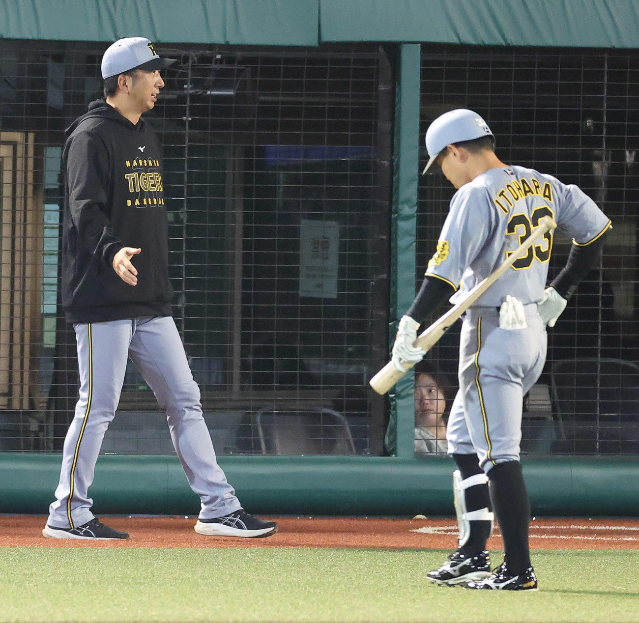 楽天対阪神　6回表を終え、選手交代を告げる藤川監督（撮影・河田真司）