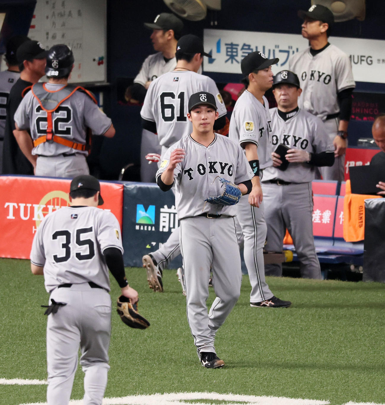オリックス対巨人　7回裏を終えナインとタッチする赤星（撮影・加藤哉）