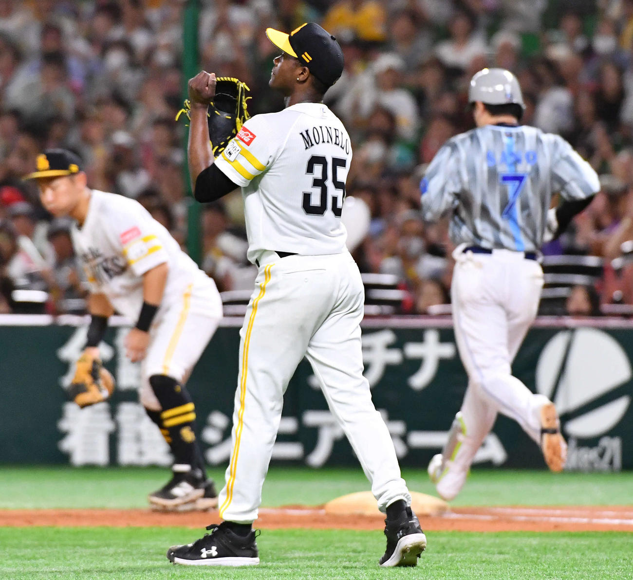 ソフトバンク対DeNA 9回表DeNA2死、佐野（右）を二ゴロに抑えて勝利し、グラブをたたくモイネロ（撮影・岩下翔太）