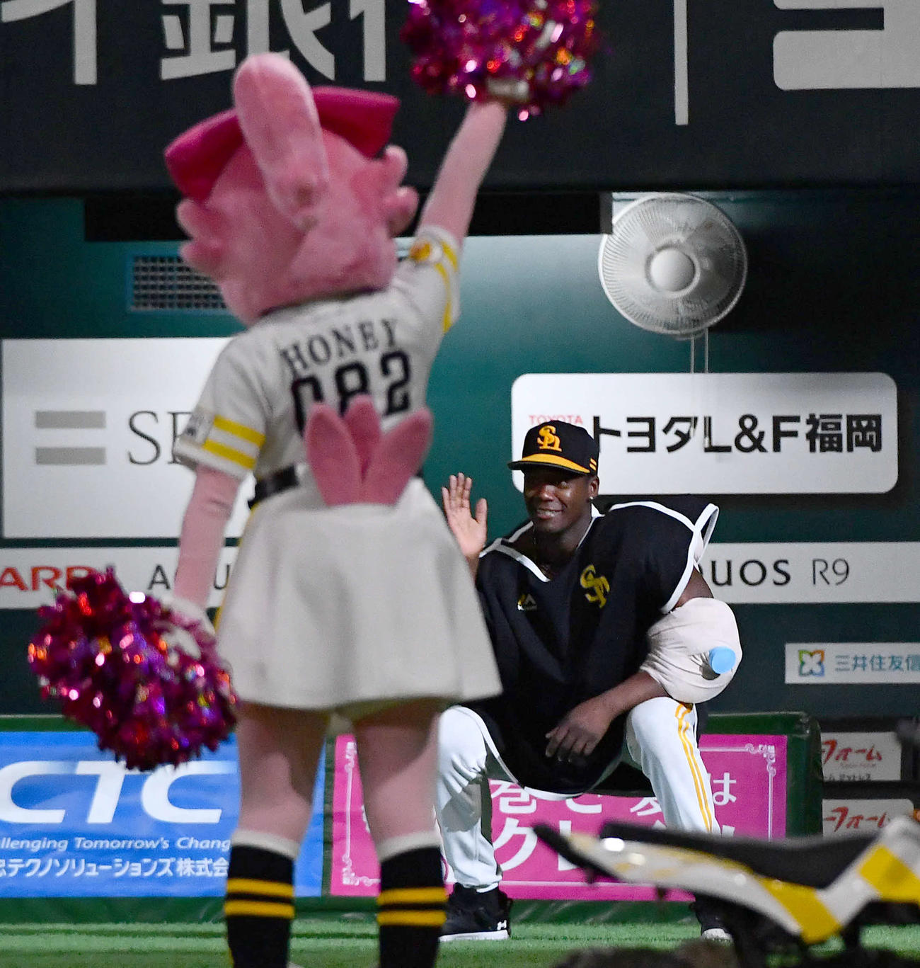 ソフトバンク対DeNA　ヒーローインタビュー前、大相撲幕内呼び出しの大吉に名前を呼ばれ、グラウンドに登場して手刀を切るモイネロ（撮影・岩下翔太）