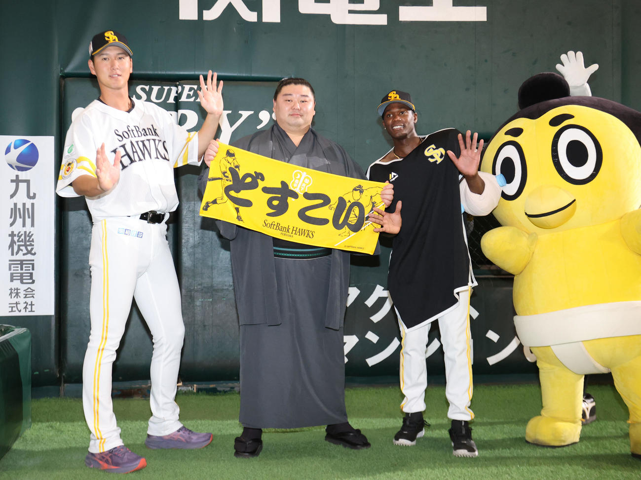 ソフトバンク対DeNA　ヒーローになった秋広（左端）とモイネロ（左から3人目）は正代を挟んでどすこいポーズ（撮影・梅根麻紀）