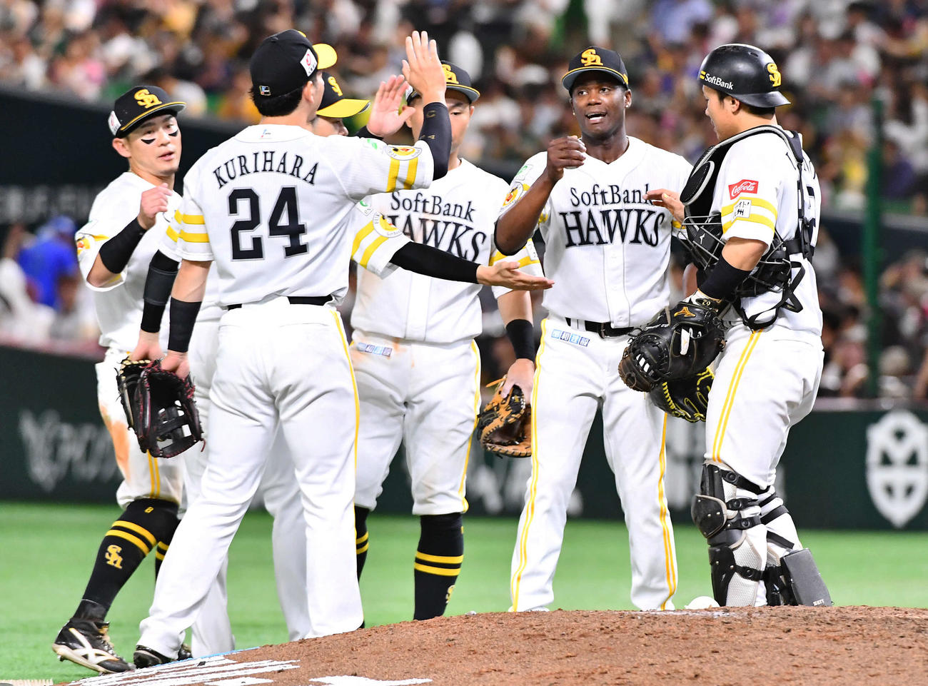 ソフトバンク対DeNA　完投でDeNAに勝利し、ナインと笑顔でタッチを交わすモイネロ（右から2人目）（撮影・岩下翔太）