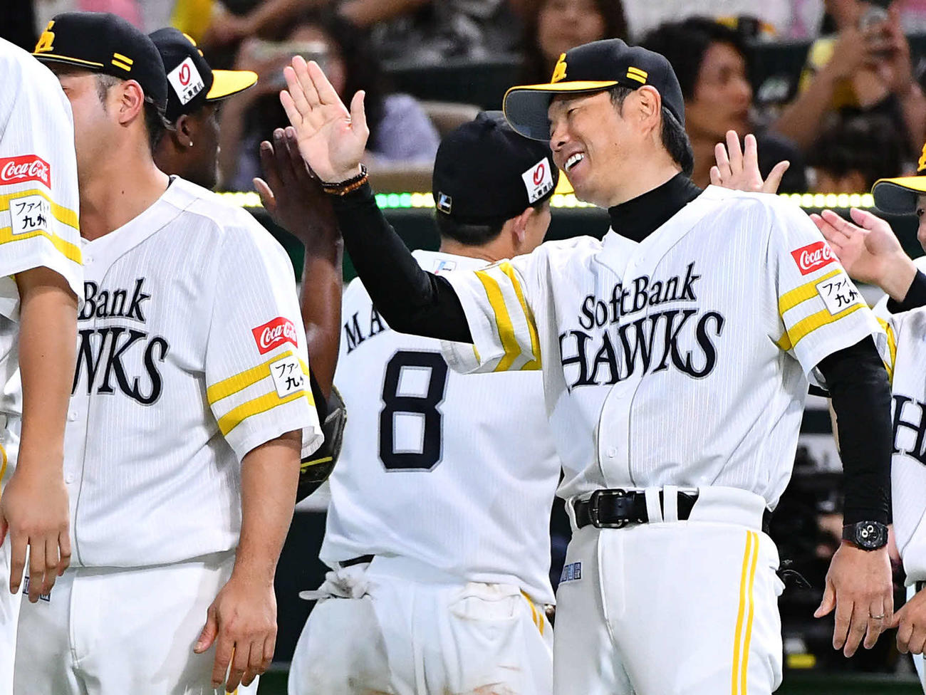 ソフトバンク対DeNA DeNAに勝利し、完投したモイネロ（左から2人目）らナインと笑顔でハイタッチする小久保監督（撮影・岩下翔太）