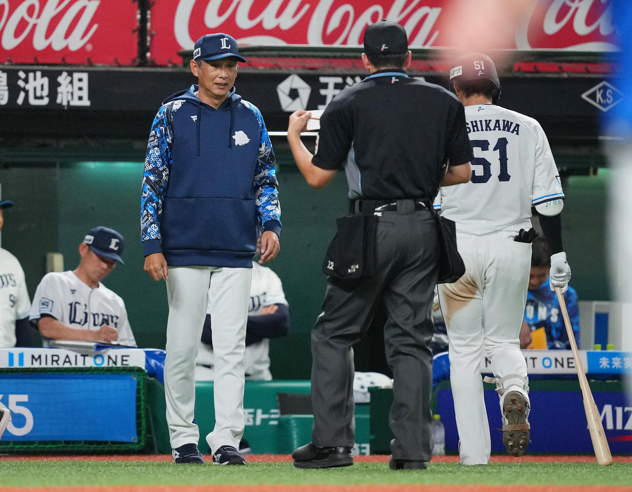 西武対中日　9回裏西武2死一塁、西川（右）が空振り三振に倒れ無得点の西口監督（左）は交代を告げる（撮影・垰建太）