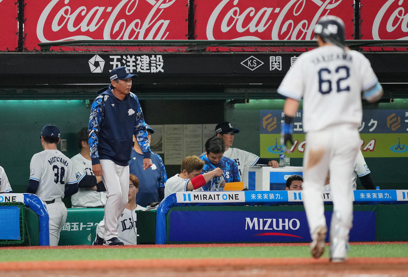 西武対中日　7回裏西武2死二塁、滝沢（右）が三振に倒れ無得点に終わり交代を告げにベンチを出る西口監督（撮影・垰建太）