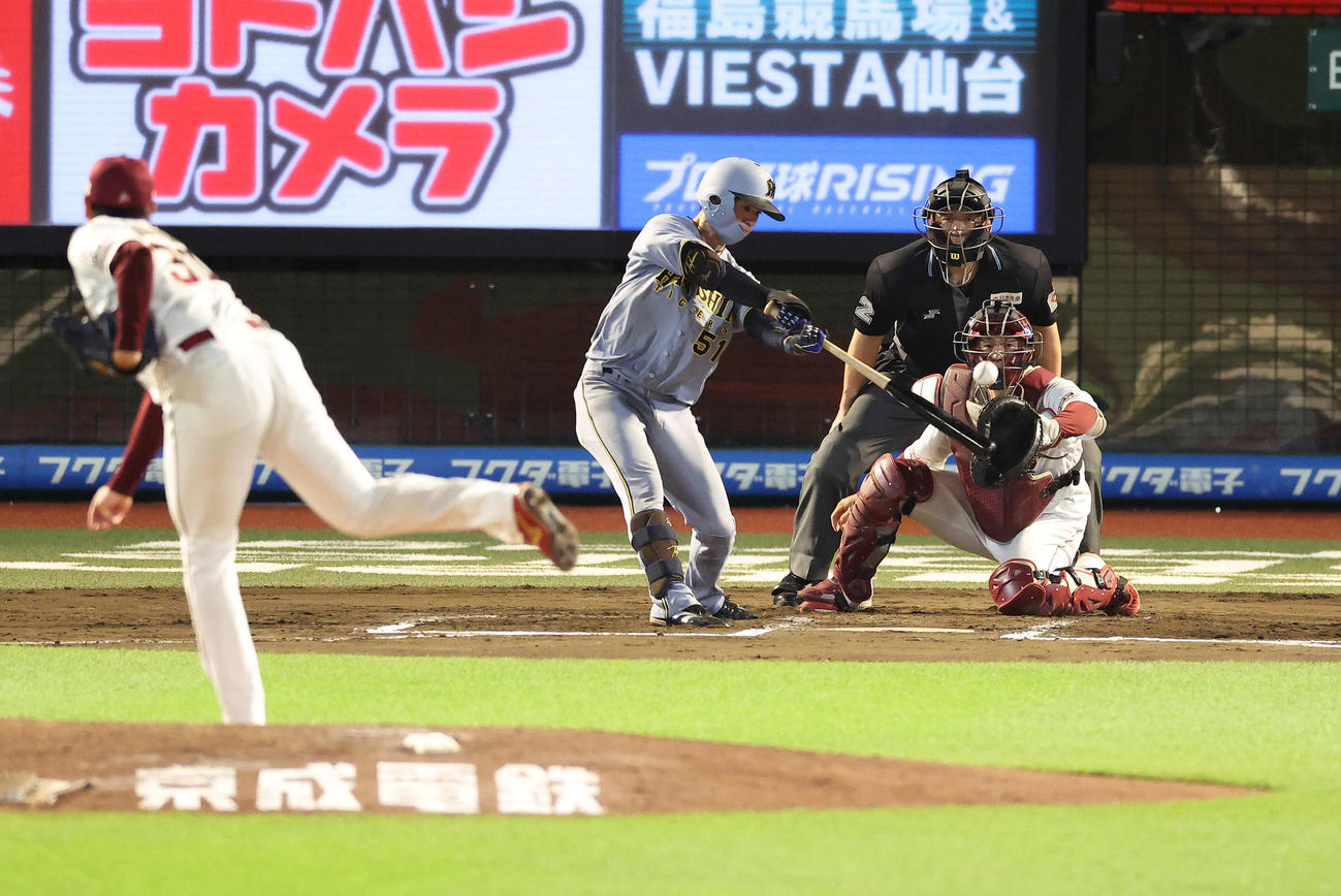 楽天対阪神　7回表阪神1死、左前打を放つ中野。投手渡辺翔（撮影・河田真司）