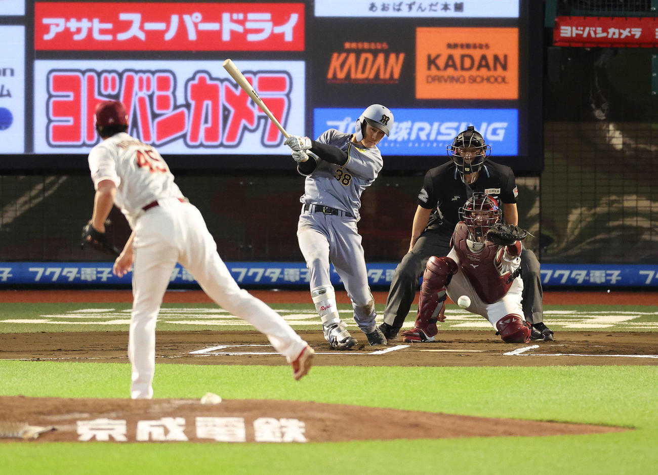 楽天対阪神　6回表阪神1死、遊撃内野安打を放つ小幡。投手西垣（撮影・河田真司）