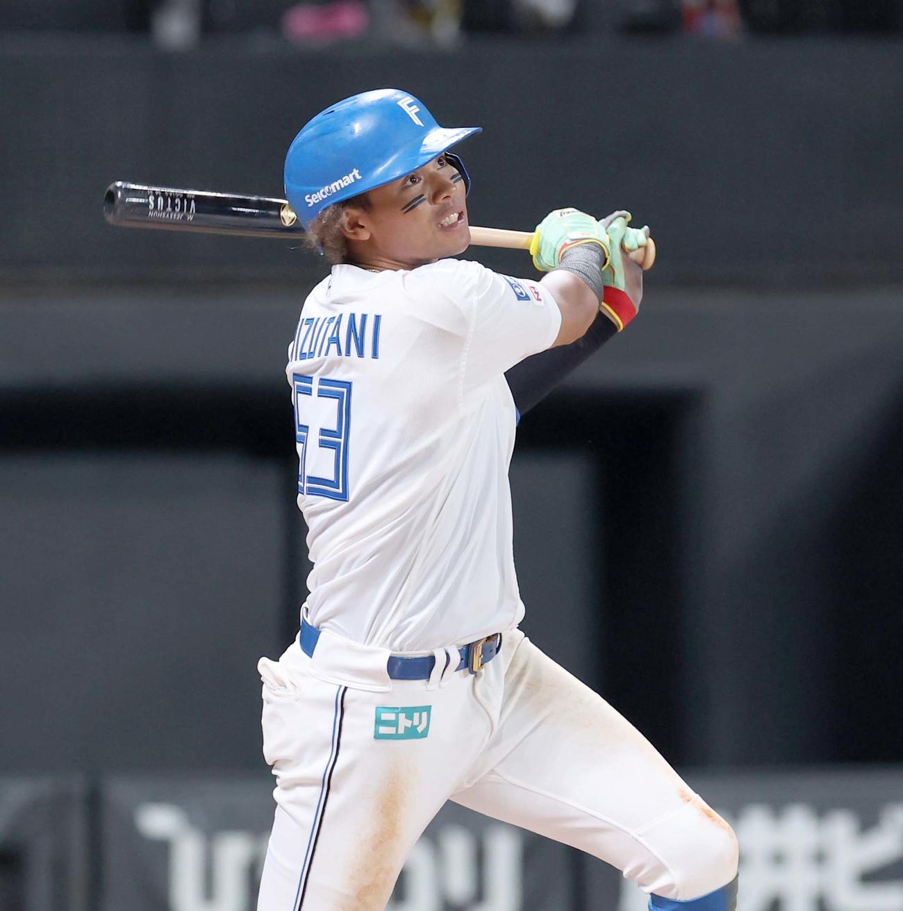 日本ハム対広島　6回裏日本ハム無死、右越え本塁打を放つ水谷（撮影・黒川智章）