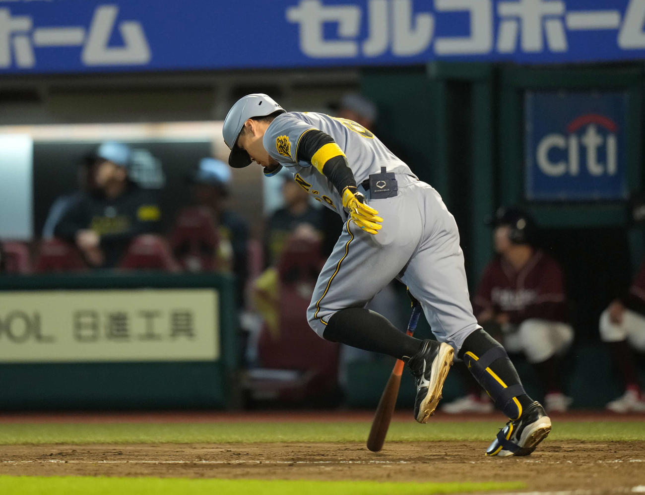楽天対阪神　9回表阪神2死二、三塁、凡退する佐藤輝（撮影・井上学）