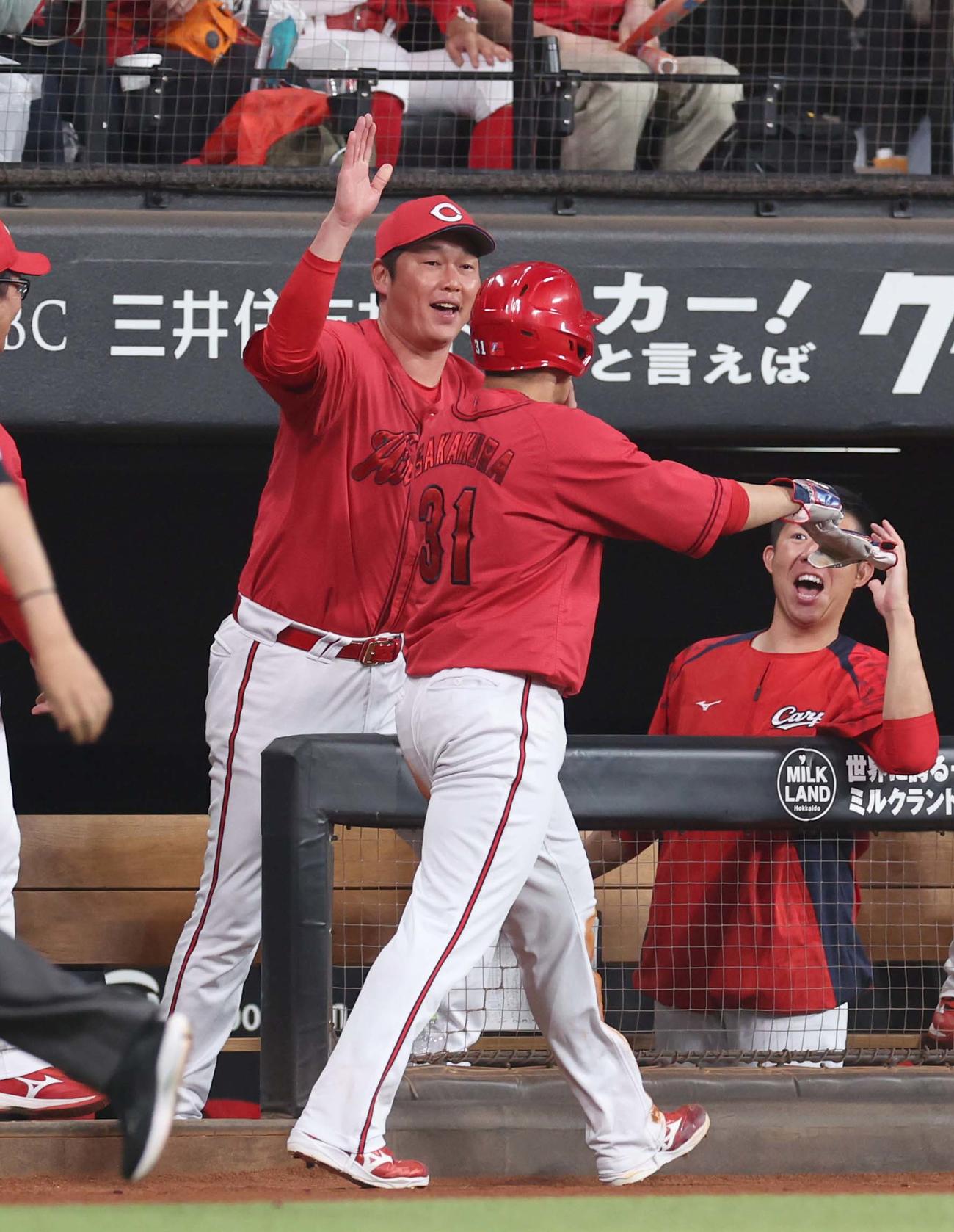 日本ハム対広島　4回表、生還した坂倉を出迎える新井監督（撮影・黒川智章）