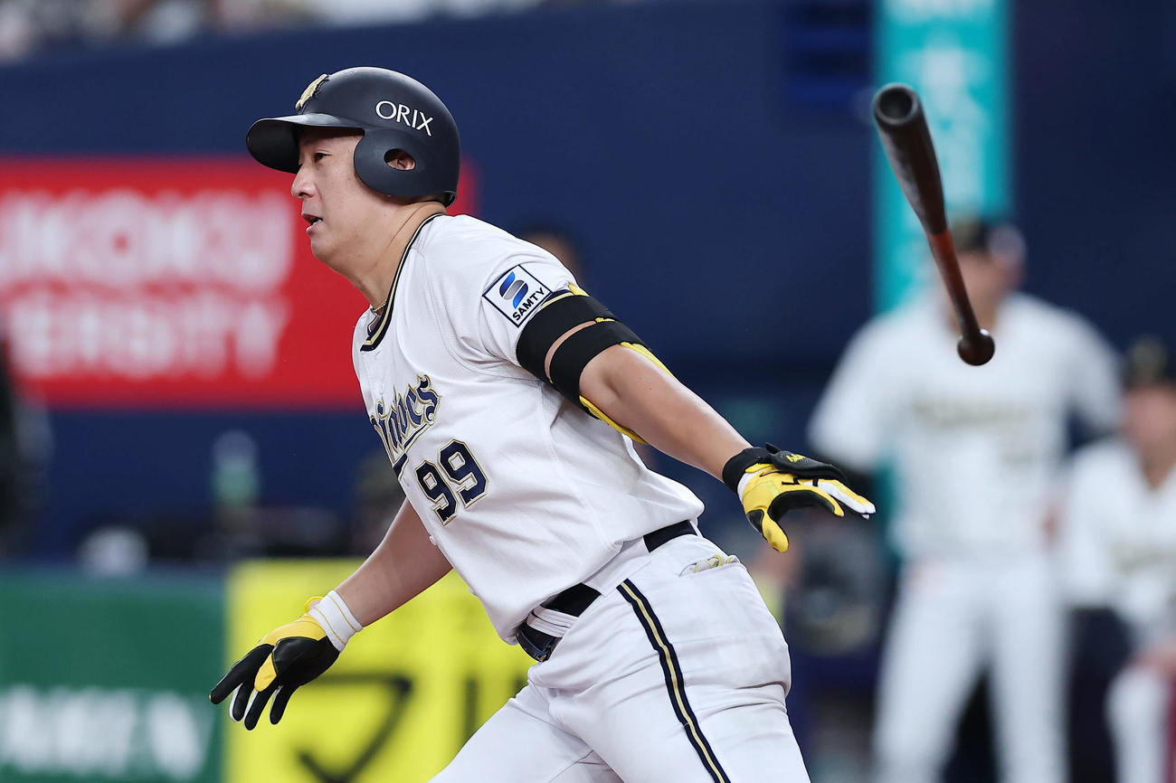 オリックス対巨人　3回裏オリックス1死二、三塁、遊撃へ適時内野安打を放つ杉本（撮影・前田充）