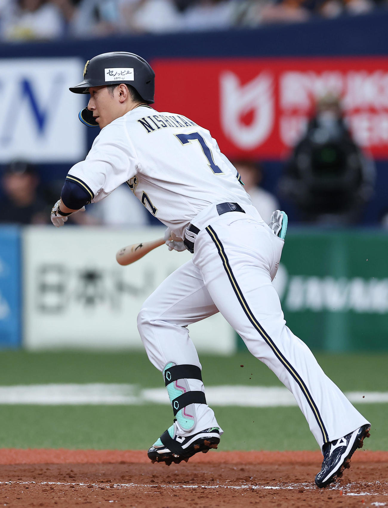 オリックス対巨人　3回裏オリックス1死一、二塁、中前適時打を放つ西川（撮影・前田充）