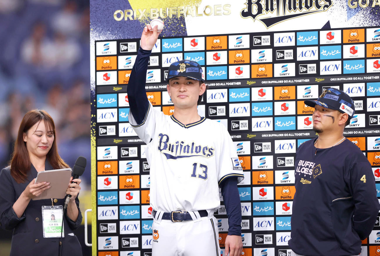 オリックス対巨人　巨人に勝利し、初勝利を挙げた寺西はウイニングボールをスタンドのファンに見せる。右は森（撮影・上山淳一）