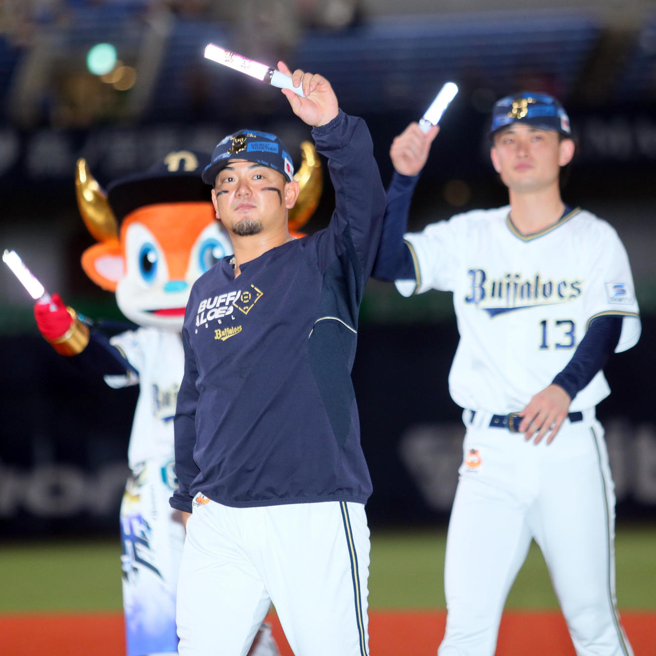 オリックス対巨人　ファンの声援に応えるヒーローのオリックス森（手前）と寺西（撮影・上山淳一）