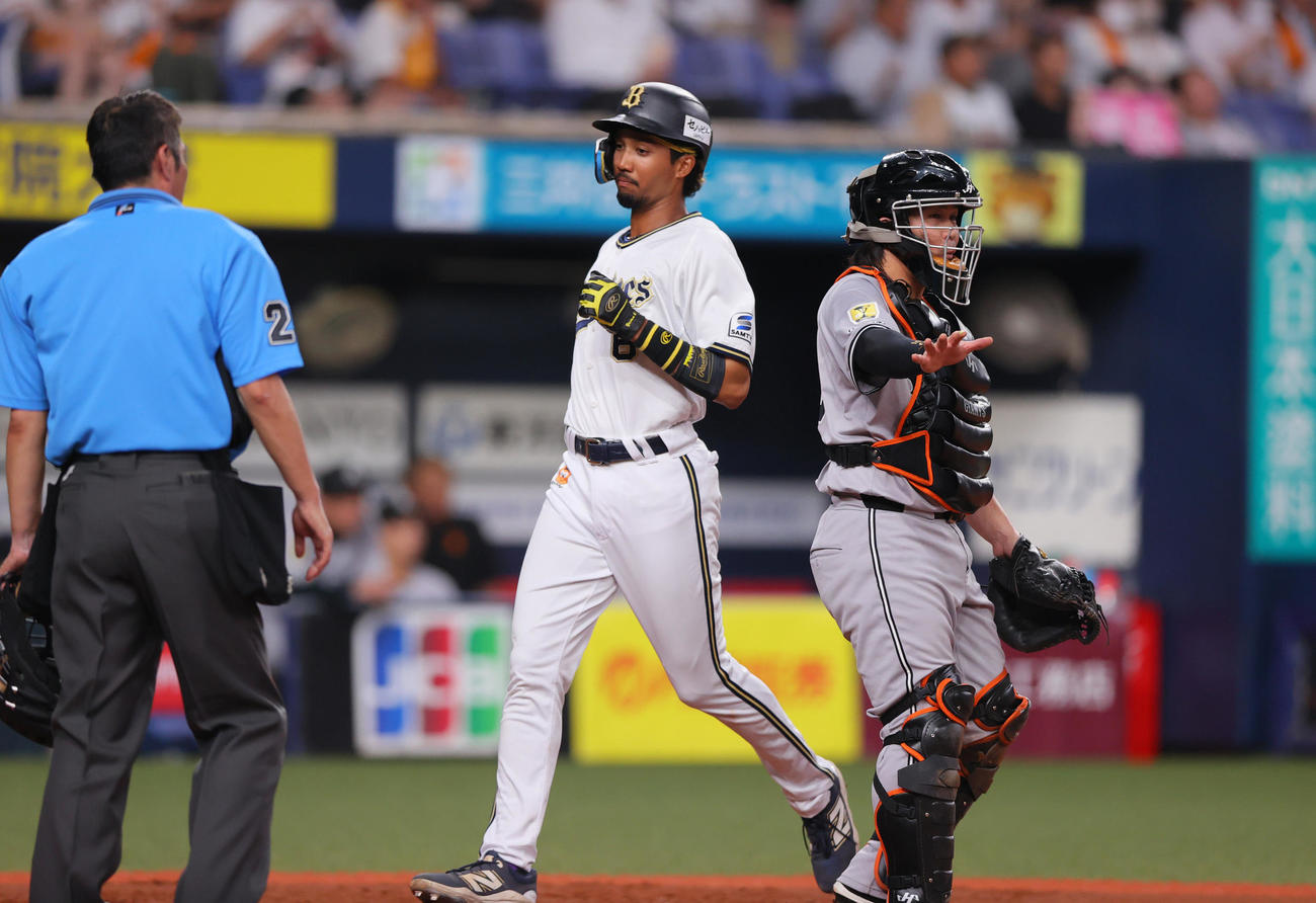オリックス対巨人　3回裏オリックス1死満塁、二走宗（中央）は森の右2点適時二塁打で生還する、捕手甲斐（撮影・上山淳一）
