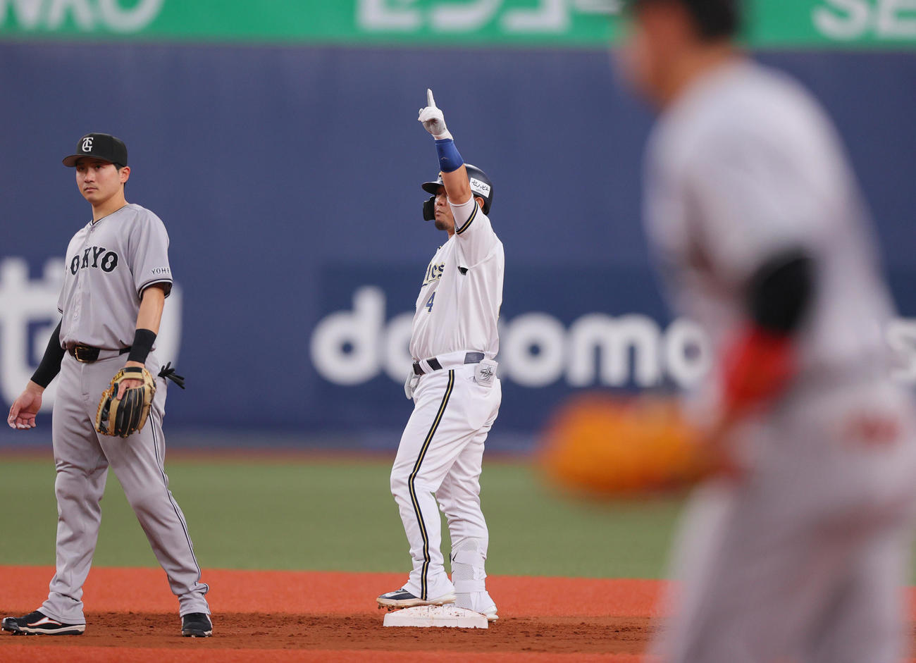 オリックス対巨人　3回裏オリックス1死満塁、森（右）は右2点二塁打を放ち二塁でポーズを決める（撮影・上山淳一）