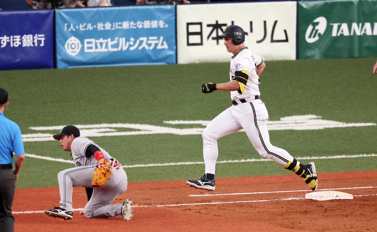 オリックス対巨人　3回裏オリックス1死二、三塁、杉本は遊へ適時内野安打を放つ。左は悪送球を捕球出来無い一塁手増田陸（撮影・加藤哉）
