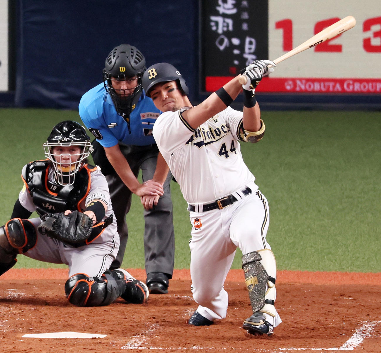 オリックス対巨人　3回裏オリックス1死一、三塁、頓宮は左前適時打を放つ（撮影・加藤哉）