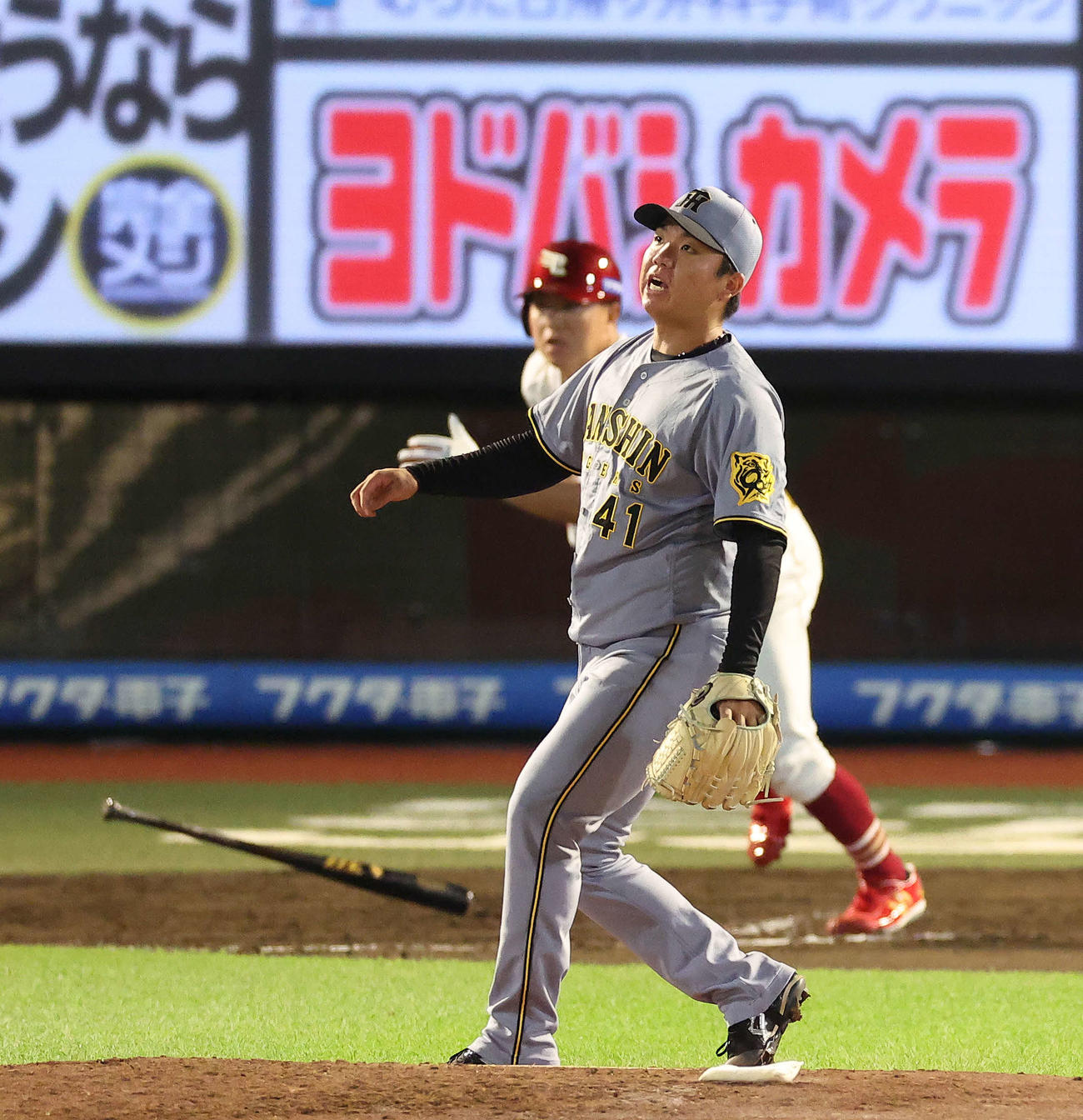 楽天対阪神　4回裏楽天1死一塁、渡辺佳に右前打を浴びる村上（撮影・河田真司）