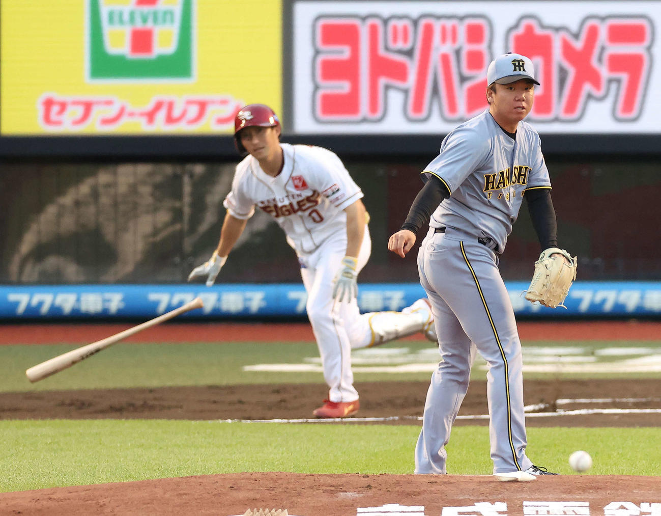 楽天対阪神　1回裏楽天1死、小深田に中前打を浴びる村上（撮影・河田真司）